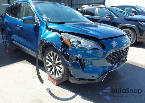 2020 Ford Escape Titanium z USA, uszkodzony, nr VIN 1FMCU9J96LUA36092